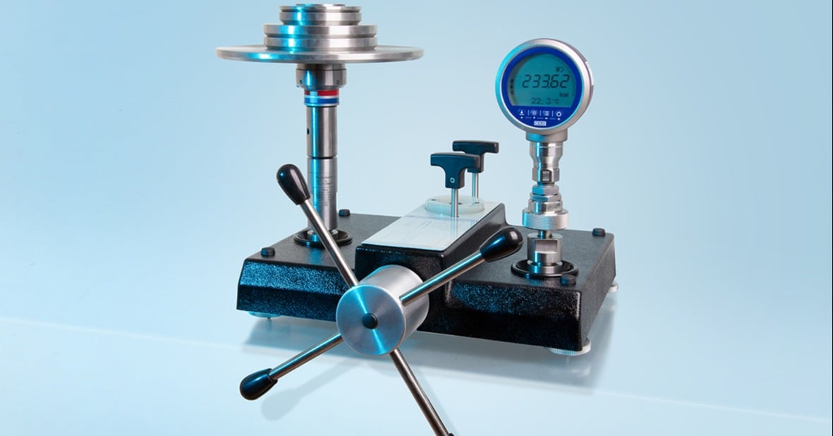 Deadweight tester with gauge and weights